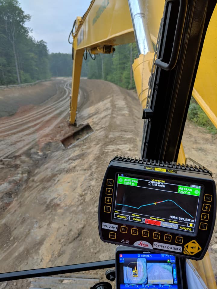 Baumaschine mit Maschinensteuerung bei Erdarbeiten